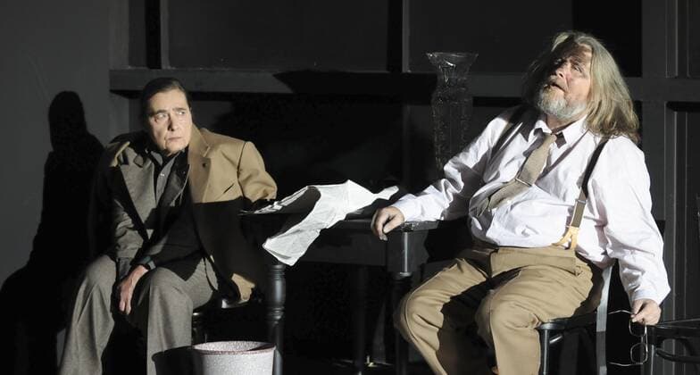 25 Theater: Die Sorgen und die Macht, Michael Schweighoefer (Parteisekretär des Braunkohlewerks Roter Hammer), Gabriele Heinz (Delegierte der Brikettfabrik Ernst Thaelmann), nach Peter Hacks, im Berliner Deutschen Theater, Schauspieler, Schauspielerin, Buehne, Berlin Berlin Deutschland, Germany *** 25 Theater Die Sorgen und die Macht, Michael Schweighoefer Party Secretary of the Roter Hammer Lignite Plant, Gabriele Heinz Delegate of the Ernst Thaelmann Briquette Factory, after Peter Hacks, in the Berlin German Theater, actor, actress, stage, Berlin Berlin Germany, Germany Copyright: xPOP-EYE Haeringx 00228224_00228224