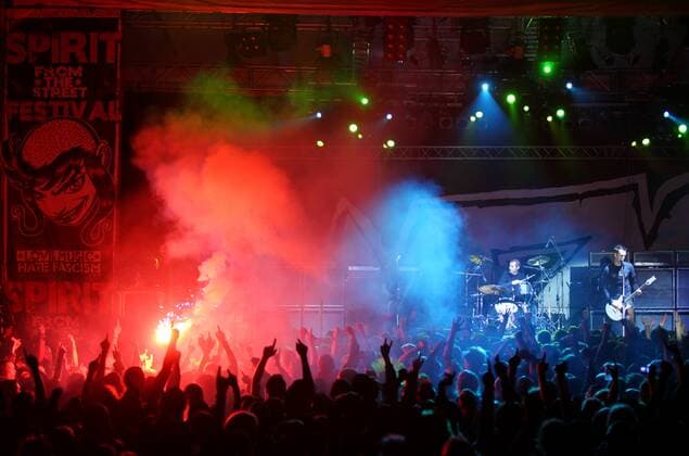 Tag der Musik am 21. Juni 19 Konzert: WIZO, Übersicht, Bengalisches Feuer, Bengalisches Licht, Bengalo, Flamme, Publlikum, Fans, Zuschauer, Besucher, Festivalbesucher, Spirit from the Street Festival, Ballenstedt, Punk, Rock, Punkrock, Musik Ballenstedt Deutschland, Germany Copyright: xPOP-EYE Kriemannx 00228727_00228727