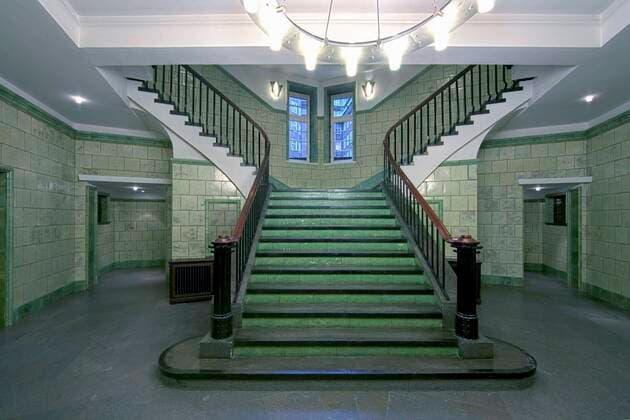  Beleuchtetes Treppenhaus, Chilehaus, Hamburg, Deutschland, Europa *** Illuminated staircase, Chilehaus, Hamburg, Germany, Europe Copyright: imageBROKER/RolfxFischer iblrfi05683097.jpg