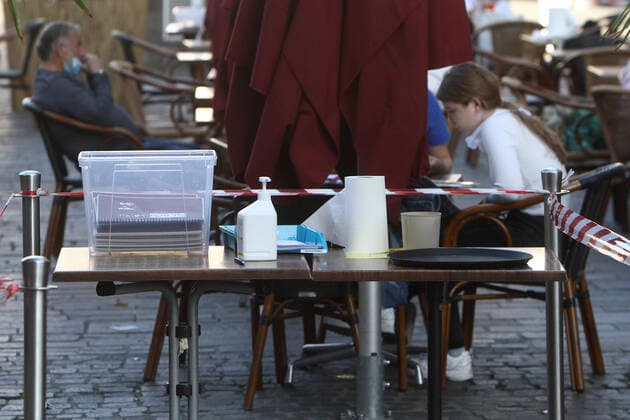 Seit dem heutigen Tage, dem 18.05.2020, dürfen in Bayern unter strengen Auflagen Biergärten und Restaurants wieder Gäste im Außenbereich bewirten, was trotz des warmen und sonnigen Frühlingstag s nicht immer zu vollen Tischen führt: die neuen Regeln zur Hygiene beinhalten eine Desinfektionspflicht von Hände n, Speisekarte n und Tische n sowie die Einhaltung eines Mindesabstands von 1,50 Meter zwischen den Tischen, wie hier bei einem geöffneten und nur wenig besuchten Restaurants in der Innenstadt von Würzburg, Bayern, Deutschland.