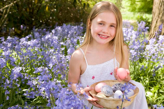mädchen,ostern,osterei *** girl,easter,easter egg l62-4wd,model released, Symbolfoto
