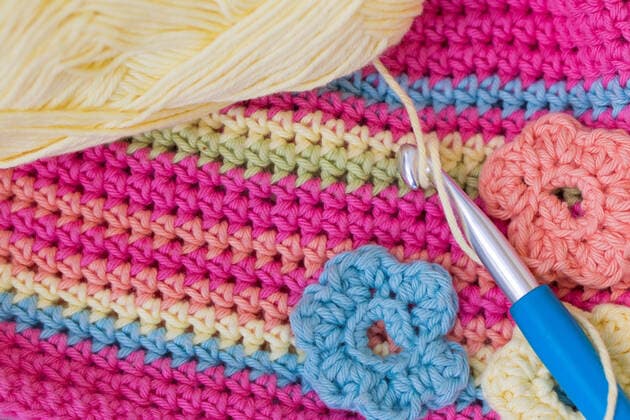 IMAGO Creative: Digitale Welt, Verzicht auf Technologie häkeln,wollknäuel,häkelnadel *** crochet,ball of wool,crochet hook l64-gjn