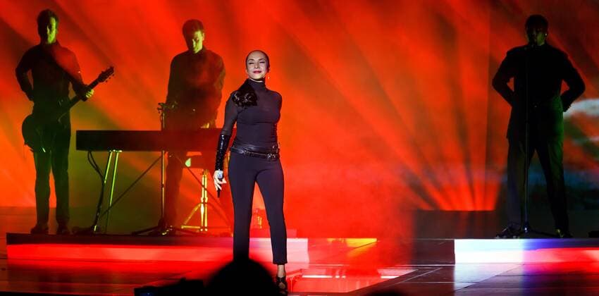 19 Konzert: Sade, Sängerin Sade Adu, Berliner O2 World, R&B, Soul, Jazz, Easy Listening, O2World, Musik Berlin Deutschland, Germany *** 19 Concert Sade, singer Sade Adu, Berlin O2 World, R B, Soul, Jazz, Easy Listening, O2World, Music Berlin Germany, Germany Copyright: xPOP-EYE Kriemannx 00249969_00249969
