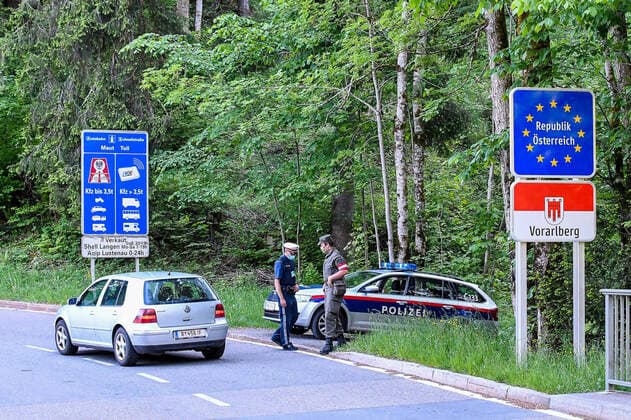 AUT, Coronavirus, Grenzkontrollen in Vorarlberg 18.05.2020, Grenzübergang, Langen bei Bregenz, AUT, Coronavirus, Grenzkontrollen in Vorarlberg, am 17.05.2020 hat Vorarlberg wieder alle Grenzübergänge von Deutschland nach Österreich geöffnet. Alle technische Sperren wurden abgebaut. Teams bestehend aus Mitarbeitern des österreichischen Bundesheeres und der Polizei kontrollieren vor Ort. im Bild Grenzkontrolle am Grenzübergang Neuhaus (D) Langen bei Bregenz (A)
