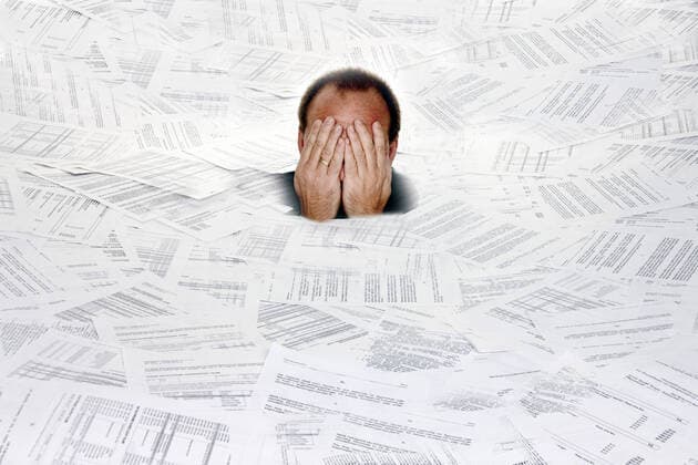 Mann erstickt in einem Haufen Papier, Stress durch zuviel Buerokratie, Oesterreich man between documents, too much bureaucracy, Austria BLWS616930
