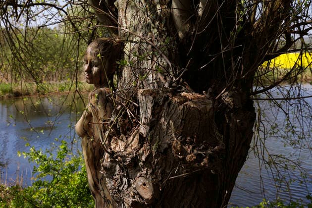 Nature Art Bodypainting mit Model Lisa als Teil eines Baumes an einem Fischeich. Springe, 18.05.2020 - Bodypainting Künstler: Jörg Düsterwald