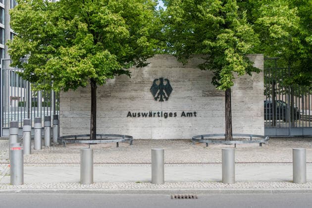 Berlin, Aussenansicht des Auswärtigen Amts Deutschland, Berlin - 19.05.2020: Im Bild ist das Logo des Auswärtigen Amts zu sehen. Berlin Auswärtiges Amt Berlin Deutschland
