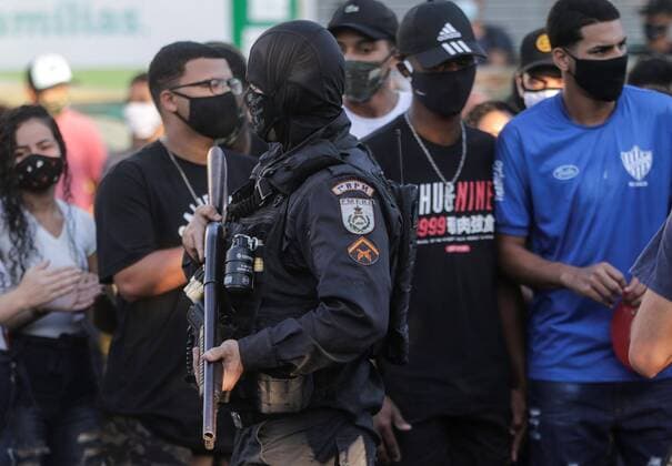 A policeman is seen in front of the protest carried out near the cemetery, before the funeral of Joao Pedro Matos Pinto, who according to relatives and friends denounce, he was assassinated yesterday by the federal police in the favela of the Salgueiro Complex, in the city of Sao Gonçalo, neighbor of Rio de Janeiro, Brazil 19 May 2020. Civil society organizations in Brazil, led by Amnesty International (AI), demanded explanations on Tuesday for irregularities registered during police operations carried out in favelas in Rio de Janeiro, which have left 14 dead in just four days. Amnesty International asks for explanations of police operations that leave 14 dead in Rio !ACHTUNG: NUR REDAKTIONELLE NUTZUNG!  Copyright: xAntonioxLacerdax AME1023 20200519-637255286123007517