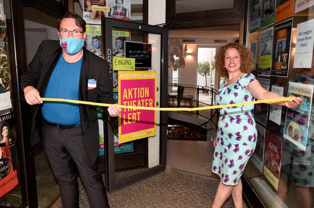 Bilder des Jahres 2020, Entertainment 05 Mai Entertainment Themen der Woche KW21 News Bilder des Tages Andre Hartmann und Christiane Brammer bei der Aktion Theater lebt vor dem Hofspielhaus. München, 19.05.2020 *** Andre Hartmann and Christiane Brammer at Aktion Theater lebt vor dem Hofspielhaus Munich, 19 05 2020 Foto:xS.xAdamx xFuturexImage