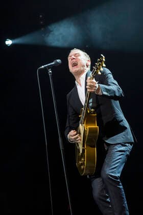 19 Konzert: Bryan Adams, Saenger Bryan Adams auf Get Up Tour live in der Berliner Mercedes-Benz-Arena am 29.05.2016, Rock, Rockmusik, Rocksaenger, Rockmusiker, MBA, Musik Berlin Deutschland, Germany Copyright: xPOP-EYEx xBenxKriemannx 10048818_BryanAdams_5617
