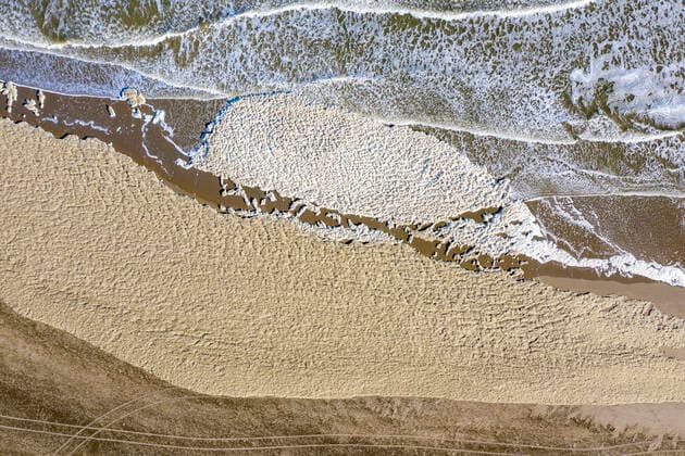 15.05.2020 , Niederlande , Scheveningen , 5 Surfer sterben am Montagabend vor der Küste der Stadt Scheveningen. Luftbild mit einer Drohne: Unmengen von Schaum Meeresschaum am Strand von Scheveningen.
