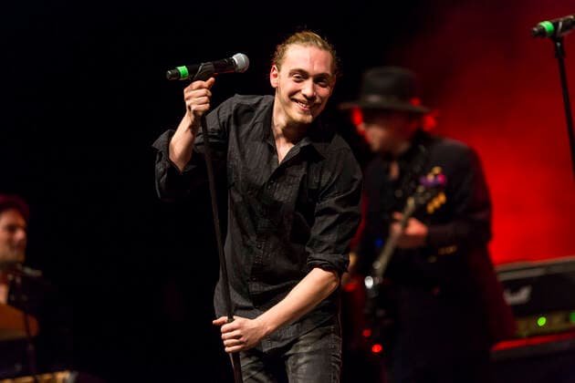 19 Konzert: Nicolo Rovera von Ton Steine Scherben bei der grossen Rio Reiser Nacht live im Berliner Admiralspalast am 04. November 2016. Rock, Rockmusik, Punk, Punkrock, Folkrock, Musik Berlin Deutschland, Germany Copyright: xPOP-EYEx xBenxKriemannx 10058614_RioReiserNacht_8565