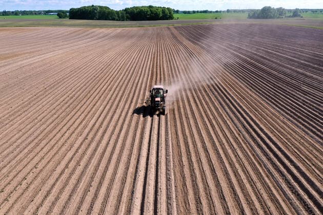 News Themen der Woche KW21 News Bilder des Tages Landwirtschaft Biohof Muenchenberge, DEU, 20.05.2020 - Durch die anhaltende Trockenheit zieht ein Traktor bei der Bearbeitung eines Kartoffelfeldes des Jahnsfelder Biolandhofs eine Staubfahne hinter sich her. Muenchenberge Brandenburg Deutschland *** Landwirtschaft Biohof Muenchenberge, DEU, 20 05 2020 Due to the persistent drought, a tractor pulls a plume of dust behind it while working a potato field at Jahnsfelder Biolandhof Muenchenberge Brandenburg Germany