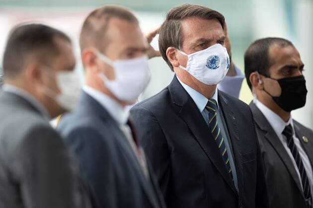 The President of Brazil, Jair Bolsonaro, leaves the Palacio do Alvorada, in Brasilia, Brazil, 20 May 2020. Brazil, the third country with the most cases of COVID-19 in the world, crossed the barrier of 1,000 daily coronavirus deaths for the first time on Tuesday and registered 1,179, to a total of 17,971 since the start of the pandemic, a record in through an institutional gap in the Ministry of Health. This Tuesday Bolsonaro s speech in defense of chloroquine, which still lacks sufficient scientific studies to support its effectiveness, suffered another setback on the part of the Brazilian medical community. Brazil exceeds 1,000 deaths daily with vacuum in the Ministry of Health !ACHTUNG: NUR REDAKTIONELLE NUTZUNG! Copyright: xJoedsonxAlvesx AME1062 20200520-637255875228436948