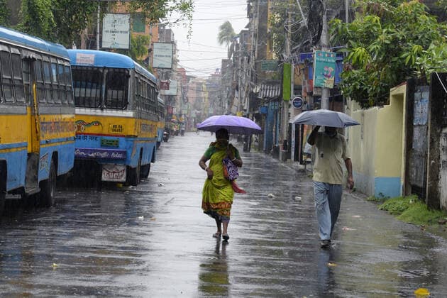 India: Landfall of Cyclone Amphan People wade through heavy rain due to cyclonic storm Amphan. Kolkata West Bengal India Copyright: VedxPrakash