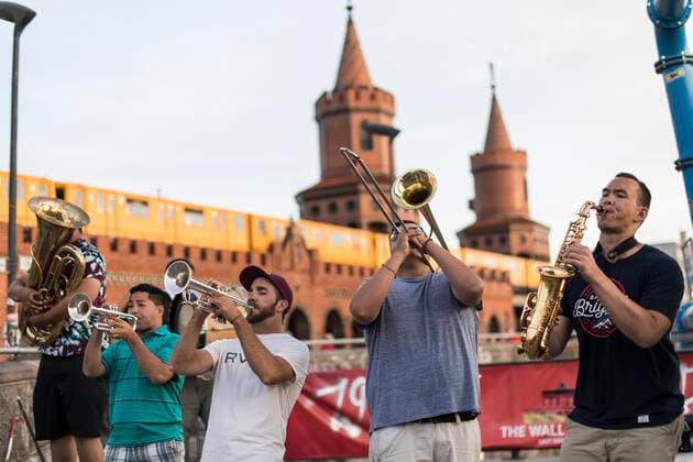 19 Fete de la Musique, Top Shelf Brass Band aus Los Angeles (LA) vor der Oberbaumbruecke am 21. Juni 2017. Jazz, Sonnenuntergang, Goldene Stunde, Abend, Abendstunde, Abendstimmung, Musik Berlin Deutschland, Germany Copyright: xPOP-EYEx xBenxKriemannx 10075434_Fete2017_8492