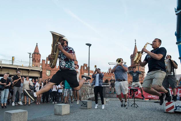 19 Fete de la Musique, Top Shelf Brass Band aus Los Angeles (LA) vor der Oberbaumbruecke am 21. Juni 2017. Jazz, Sonnenuntergang, Goldene Stunde, Abend, Abendstunde, Abendstimmung, Springen, Sprung, Musik Berlin Deutschland, Germany *** 19 Fete de la Musique, Top Shelf Brass Band from Los Angeles LA in front of the Oberbaumbrücke on June 21, 2017 Jazz, Sunset, Golden Hour, Evening, Evening Hour, Evening mood, Jumping, Jump, Jump, Music Berlin Germany, Germany Copyright: xPOP-EYEx xBenxKriemannx 10075440_Fete2017_8744