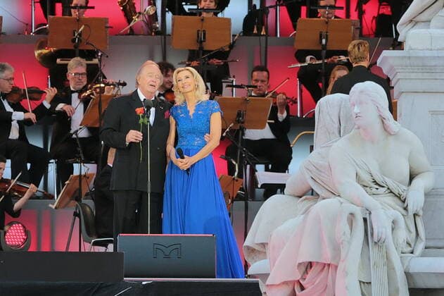 121 Classic Open Air 2017, René Kollo und Eva Lind singen live zur First Night, Eroeffungsabend des Festivals, Impressionen, Klassik Festival, Oper, Operette, Filmmusik, Gaeste, 20.07.2017, Classic, Kassik, Music, COA, Berlin Deutschland, Germany *** 121 Classic Open Air 2017, René Kollo and Eva Lind sing live at the First Night, opening night of the festival, Impressions, Classic Festival, Opera, Operetta, Film Music, Guests, 20 07 2017, Classic, Kassik, Music, COA, Berlin Germany, Germany Copyright: xPOP-EYE ChristinaxKratschx 10077608_COA_0039