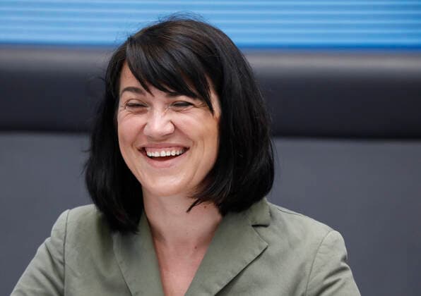 Jacqueline Bernhardt, Abgeordnete im Landtag von Mecklenburg-Vorpommern. , Deutschland, Berlin, Die Fraktion DIE LINKE veranstaltet im Rahmen des Netzwerks gegen Kinderarmut von Initiator Dietmar Bartsch einen Kleinen Kindergipfel im Bundestag mit Vertreterinnen und Vertretern von Zivilgesellschaft, Wissenschaft und Politik. *** Jacqueline Bernhardt, Member of the State Parliament of Mecklenburg-Western Pomerania, Germany, Berlin, The parliamentary group DIE LINKE is organising a small childrens summit in the Bundestag with representatives of civil society, science and politics as part of the network against child poverty initiated by Dietmar Bartsch