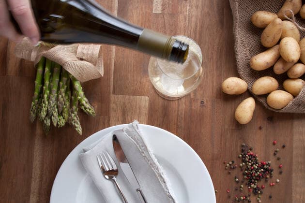 grüner spargel,weißwein,frühkartoffeln *** green asparagus,white wine,Early potatoes m72-gbv
