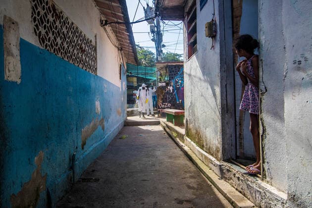 May 20, 2020: RIO DE JANEIRO, BRAZIL, May 20, 2020. HYGIENIZATION OF THE FAVELAS To try to make up for the total abandonment of the government, fight the contamination of the new coronairus, reduce the large amount of deaths, favela residents gather to clean the Santa Marta favela , Botafogo, south zone this Wednesday, - ZUMAl255 20200520_zip_l255_008 Copyright: xEllanxLustosax