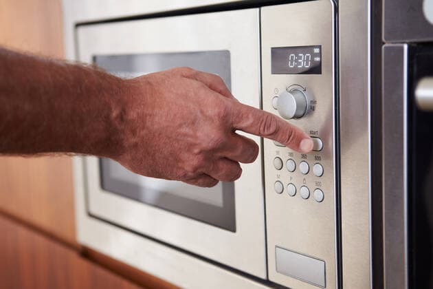 IMAGO Creative: Haushaltsgeräte - Mikrowelle haushaltsgerät,mikrowelle *** household appliance,microwave mmq-ol2