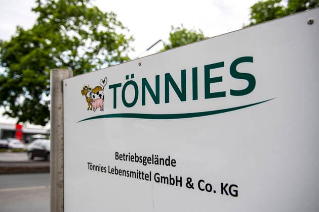 Außengelände Fleischwerk Tönnies Wirtschaft: Tönnies, Schlachtbetriebe sind während der Coronakrise in der Kritik wegen Werkvertragsarbeiter. Außengelände der Tönnies Lebensmittel GmbH & Co. KG in Rheda-Wiedenbrück (Nordrhein-Westfalen). Rheda-Wiedenbrück Nordrhein-Westfalen Deutschland Copyright: xInderlied Kirchner-Mediax