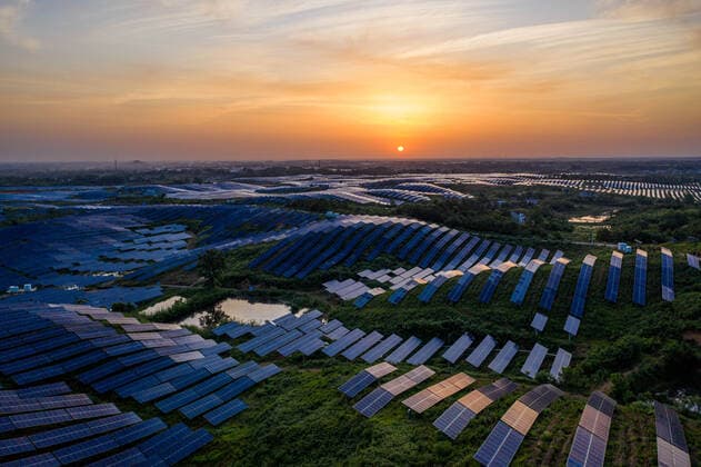 IMAGO Nature: Unsere Erde, Energiequellen, Photovoltaik LIUAN, CHINA - MAY 19: Aerial view of solar panels at a photovoltaic power station on May 19, 2020 in Liuan, Anhui Province of China.  Copyright: xVCGx CFP111284634901