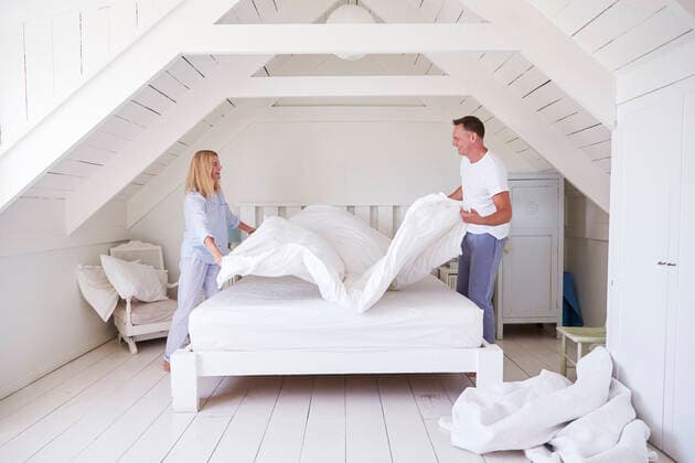 IMAGO Creative: Frühjahrsputz glücklich,ehepaar,betten machen *** happy,couple,making bed mmq-v5x,model released, Symbolfoto