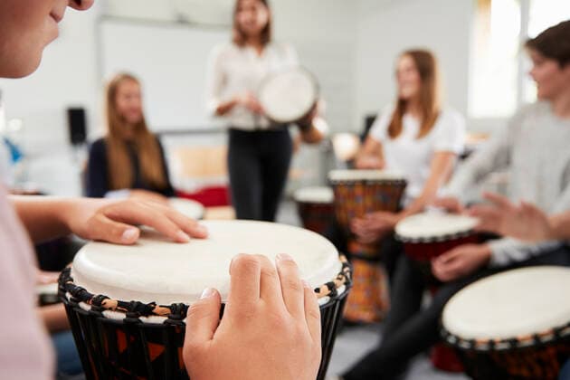 trommeln,rhythmus,musikunterricht,schulklasse *** drums,rhythm,music lessons,school class mmq-vbg,model released, Symbolfoto