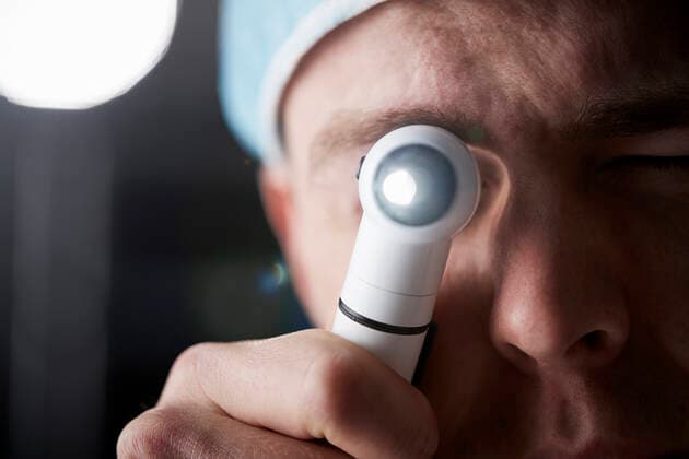 augenoptik,ophthalmoskopie,augenspiegel *** ophthalmology,ophthalmoscopy,Ophthalmoskop mmq-vgk,model released, Symbolfoto