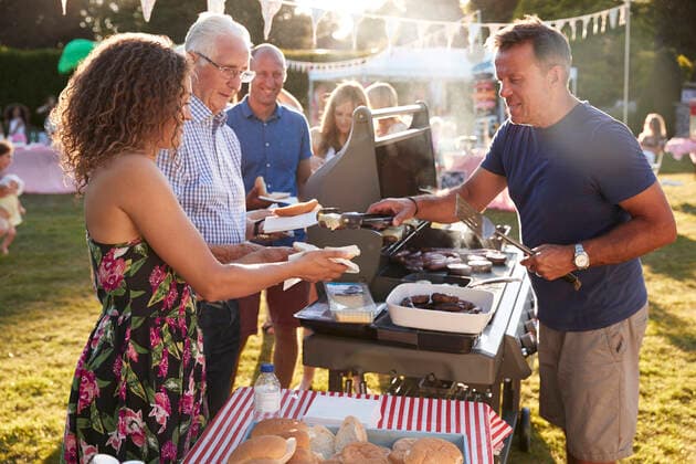 bedienen,gäste,grillfest *** serving,guest,barbecue mmq-wgo,model released, Symbolfoto