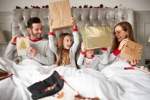 geschenk,vorfreude,weihnachtsmorgen *** gift,anticipation mmq-wra,model released, Symbolfoto