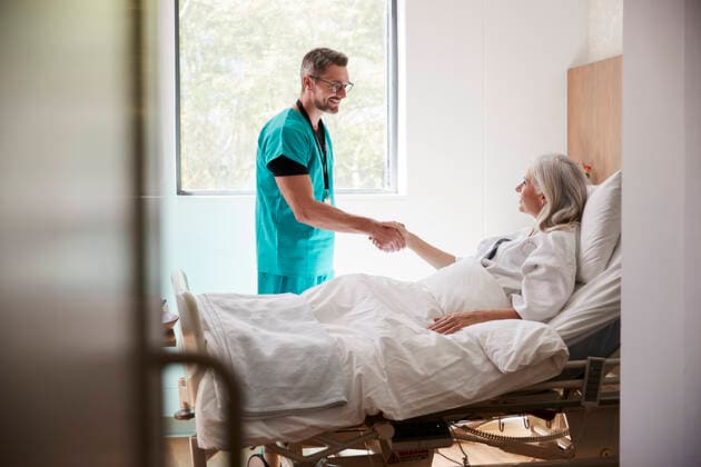 patientin,verabschieden,krankenpfleger *** patient,goodbye,nurse mmq-xr3,model released, Symbolfoto