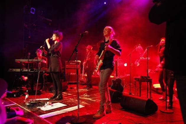 16 Konzert: Ton, Steine, Scherben, Ella Josephine Ebsen (Tochter von RPS Lanrue), Nicolo Rovera, vlnr., im Hintergrund mit Hut RPS Lanrue, Rock Band, D, â??Ding Ding Dang Dangâ??â??Tour, Auftritt, 05.04.2014, Heimathafen Neukoelln, Berlin, Deutschland, ausverkauft, Ueberischt, Buehne < english> Ton, Steine, Scherben, Rockband, GER, performing on April 05, 2014, at Heimathafen, Berlin, Germany, sold out, overview, stage, Berlin Berlin Deutschland, Germany Copyright: xPOP-EYE Pengx 00327325_00327325