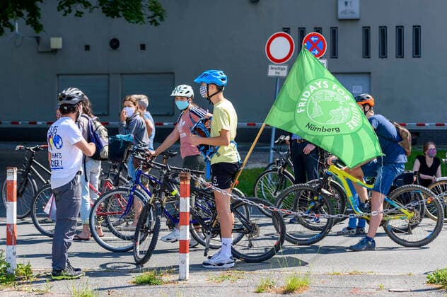 Aktion zum Bürgerbegehren Radentscheid Nürnberg 2020: für ein sicheres Miteinander auf dem Volksfestplatz. Nürnberg, 21.05.2020