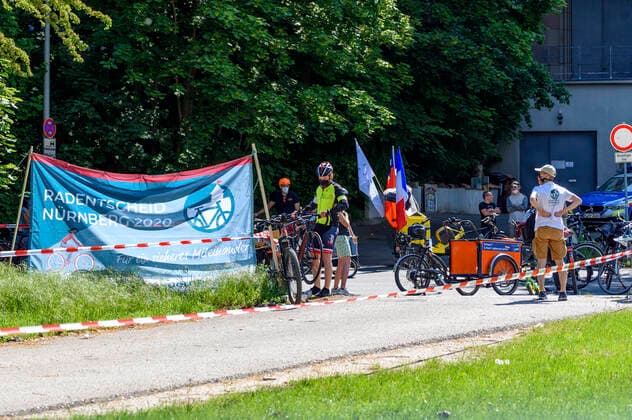 Aktion zum Bürgerbegehren Radentscheid Nürnberg 2020: für ein sicheres Miteinander auf dem Volksfestplatz. Nürnberg, 21.05.2020