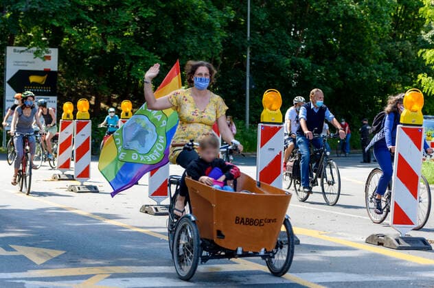 Aktion zum Bürgerbegehren Radentscheid Nürnberg 2020: für ein sicheres Miteinander auf dem Volksfestplatz. Nürnberg, 21.05.2020