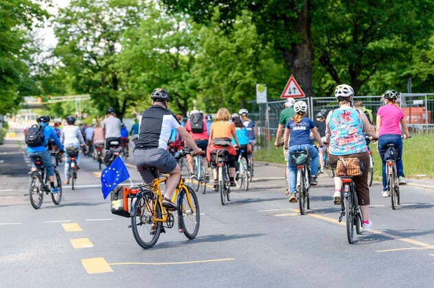 Aktion zum Bürgerbegehren Radentscheid Nürnberg 2020: für ein sicheres Miteinander auf dem Volksfestplatz. Nürnberg, 21.05.2020