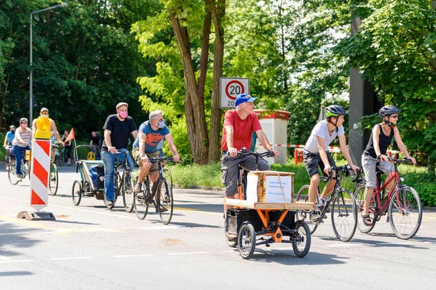 Aktion zum Bürgerbegehren Radentscheid Nürnberg 2020: für ein sicheres Miteinander auf dem Volksfestplatz. Nürnberg, 21.05.2020