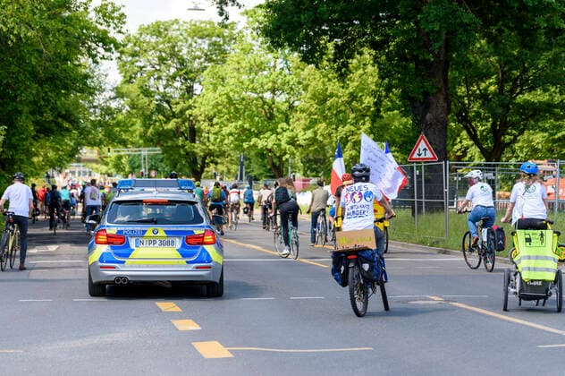 Aktion zum Bürgerbegehren Radentscheid Nürnberg 2020: für ein sicheres Miteinander auf dem Volksfestplatz. Nürnberg, 21.05.2020