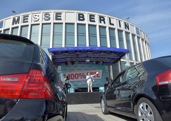 Bilder des Jahres 2020, Entertainment 05 Mai Entertainment Themen der Woche KW21 Entertainment Bilder des Tages 21.05.2020, xlakx, Entertainment Musik, rbb 88.8 90er-Drive-In Konzert emspor, v.l.Tim Koschwitz Radiomoderator vom rbb 88.8 steht auf der Buehne im Autokino am Messedamm Ecke Alte Jaffestrasse Allego charging station.Alle Konzerte finden dabei live statt. Das Publikum sitzt im Auto und hoert über eine eigene Frequenz den Ton im Radio. Berlin *** 21 05 2020, xlakx, Entertainment Musik, rbb 88 8 90er Drive In Concert emspor, v l Tim Koschwitz Radio presenter from rbb 88 8 is on stage in the drive-in cinema at the corner of Messedamm and Alte Jaffestrasse Allego charging station All concerts take place live The audience sits in the car and listens to the sound on a separate frequency on Radio Berlin