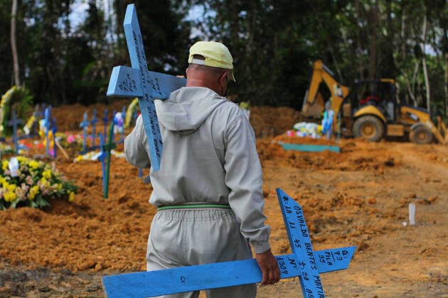Bilder des Jahres 2020, News 05 Mai News Themen der Woche KW21 News Bilder des Tages MANAUS, AM - 21.05.2020: MOVIMENTAÇÃO CEMITÉRIO PARQUE DE MANAUS AM - Movement in the cemetery Parque de Manaus, on the morning of this Thursday (21). There are already more than 1,050 confirmed deaths in Amazonas. In the photo, the undertaker Ulisses de souza Xavier, 52 years old, 16 years of profession, painting the names of the deceased on the crosses. x1915591x  SandroxPereira
