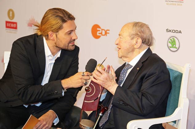 127 David Garrett, Menahem Pressler, ECHO Klassik Preisverleihung, Konzerthaus Berlin, 18.10.2015, Gewinner mit Preis, Berlin Deutschland, Germany *** 127 David Garrett, Menahem Pressler, ECHO Klassik Award Ceremony, Konzerthaus Berlin, 18 10 2015, Winner with Prize, Berlin Germany, Germany Copyright: xPOP-EYE RenexduxVinagex 10029796_K09A1312