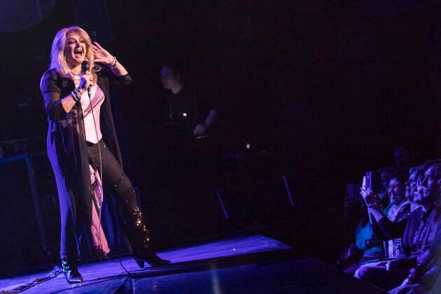 19 Bonnie Tyler, Saengerin Bonnie Tyler auf 40 Years It s A Heartache Tour live im Berliner Friedrichstadtpalast am 21.03.2018. Pop, Rock, Country, Popmusik, Rockmusik, Publikum, Fans, Zuschauer, Musik Berlin Deutschland, Germany *** 19 Bonnie Tyler, Singer Bonnie Tyler on 40 Years It s A Heartache Tour live at Berlin Friedrichstadtpalast on 21 03 2018 Pop, Rock, Country, Pop Music, Rock Music, Audience, Fans, Spectators, Music Berlin Germany, Germany Copyright: xPOP-EYEx xBenxKriemannx 10092874_BonnieTyler_9773