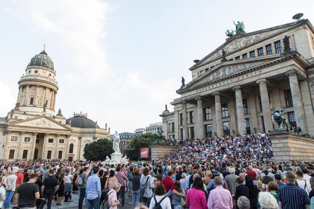 19 Fete de la Musique, Singalong und Flashmob, Hunderte Teilnehmer singen die Ode an die Freude live vor dem Konzerthaus auf dem Berliner Gendarmenmarkt am 21.06.19, Klassik, Europa-Flashmob, EU, Europahymne, Schiller, Schauspielhaus, Sommersonnenwende, Abend, Sonnenuntergang, laengster Tag, kuerzeste Nacht, Musik Berlin Deutschland, Germany *** 19 Fete de la Musique, Singalong and Flashmob, hundreds of participants sing the Ode to Joy live in front of the Konzerthaus on Berlins Gendarmenmarkt on 21 06 19, Classical music, Europe Flashmob, EU, European anthem, Schiller, Schauspielhaus, summer solstice, evening, sunset, longest day, shortest night, music Berlin Germany, Germany Copyright: xPOP-EYEx xBenxKriemannx 10114241_FeteDeLaMusique_1796