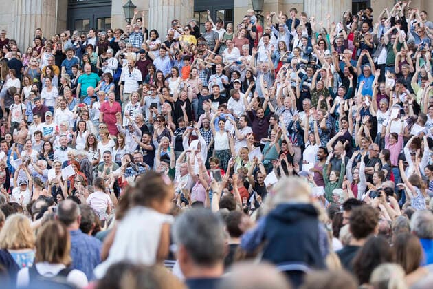 19 Fete de la Musique, Singalong und Flashmob, Hunderte Teilnehmer singen die Ode an die Freude live vor dem Konzerthaus auf dem Berliner Gendarmenmarkt am 21.06.19, Klassik, Europa-Flashmob, EU, Europahymne, Laola, Schiller, Schauspielhaus, Sommersonnenwende, Abend, Sonnenuntergang, laengster Tag, kuerzeste Nacht, Musik Berlin Deutschland, Germany *** 19 Fete de la Musique, Singalong and Flashmob, hundreds of participants sing the Ode to Joy live in front of the Konzerthaus on Berlins Gendarmenmarkt on 21 06 19, Classical music, Europe Flashmob, EU, European anthem, Laola, Schiller, Schauspielhaus, summer solstice, evening, sunset, longest day, shortest night, music Berlin Germany, Germany Copyright: xPOP-EYEx xBenxKriemannx 10114242_FeteDeLaMusique_1849