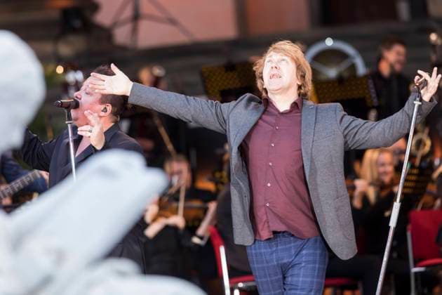 19 Die Prinzen, Saenger Tobias Kuenzel live mit Sinfonieorchester vor dem Konzerthaus auf dem Berliner Gendarmenmarkt am 08.07.19, Classic Open Air, ClassicOpenAir, Openair, COA, Pop, Deutschpop, Schauspielhaus, Musik Berlin Deutschland, Germany *** 19 Die Prinzen, singer Tobias Kuenzel live with symphony orchestra in front of the concert hall on Berlins Gendarmenmarkt on 08 07 19, Classic Open Air, ClassicOpenAir, Openair, COA, Pop, Deutschpop, Schauspielhaus, Musik Berlin Germany, Germany Copyright: xPOP-EYEx xBenxKriemannx 10115205_DiePrinzen_0250
