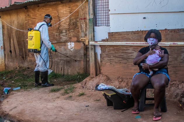 May 21, 2020: Rio de Janeiro, BRAZIL, May 21, 2020. COMBATING COVID-19 Voluntary group without government support in the fight against the new coronavirus joins to clean the Jesuit favela in Santa Cruz, northern zone, where 200 families live with sewage a open skies, collective bathrooms and wooden shacks, this Thursday, - ZUMAl255 20200521_zip_l255_019 Copyright: xEllanxLustosax