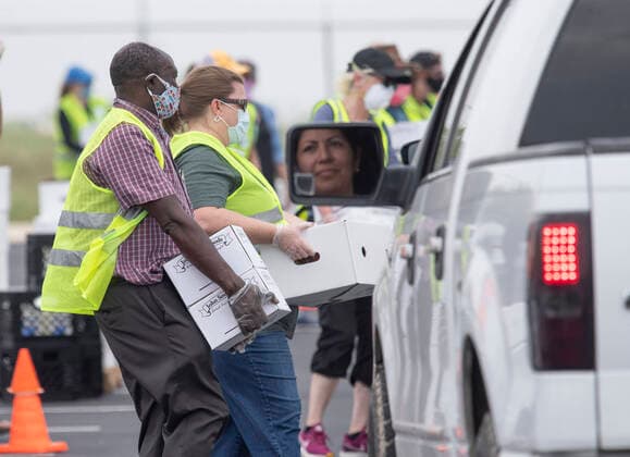 May 21, 2020, Austin, Texas, USA: Central Texas Food Bank volunteers load hundreds of cars with free perishables during continued food drives helping out-of-work Texans during the coronavirus pandemic. Texans are concerned as the state has seen an upward spike in COVID-19 cases since easing restrictions. Austin USA - ZUMAd150 20200521_znp_d150_007 Copyright: xBobxDaemmrichx